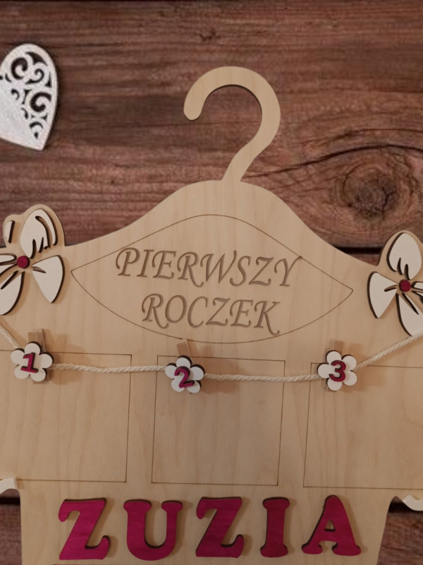 Personalizowana ramka 12 miesięcy - na roczek dziecka, drewniana z malowanymi detalami - obrazek 4