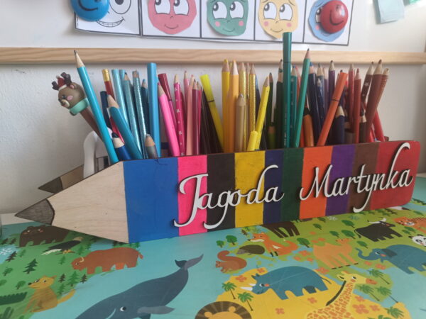 Kolorowy organizer na biurko w kształcie kredki ze sklejki, ręcznie malowany, personalizowany - obrazek 2